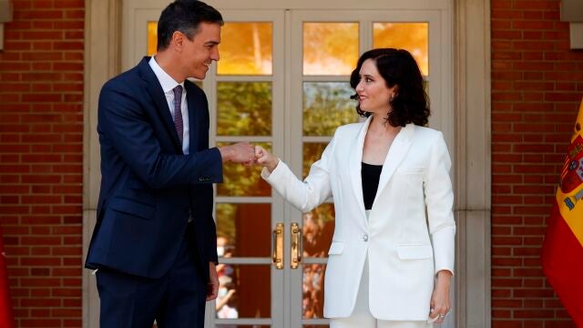 -FOTODELDIA- GRAF67935. MADRID, 09/07/2021.- El presidente del Gobierno, Pedro Sánchez (i) recibe a la presidenta de la Comunidad de Madrid, Isabel Díaz Ayuso (d) este viernes en el Palacio de La Moncloa en un clima de tensión entre ambas administraciones por los recientes indultos del procés o las diferencias a la hora de gestionar la pandemia de la covid-19. EFE/J.J. Guillén