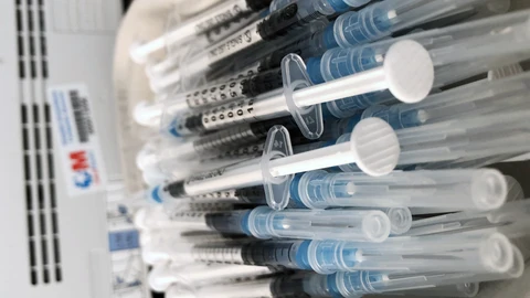 Imagen de jeringuillas cargadas con la vacuna de Pfizer contra el Covid-19 listas para inocular