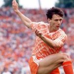 Marco van Basten, en el momento de rematar de volea su mítico gol en la Eurocopa 88