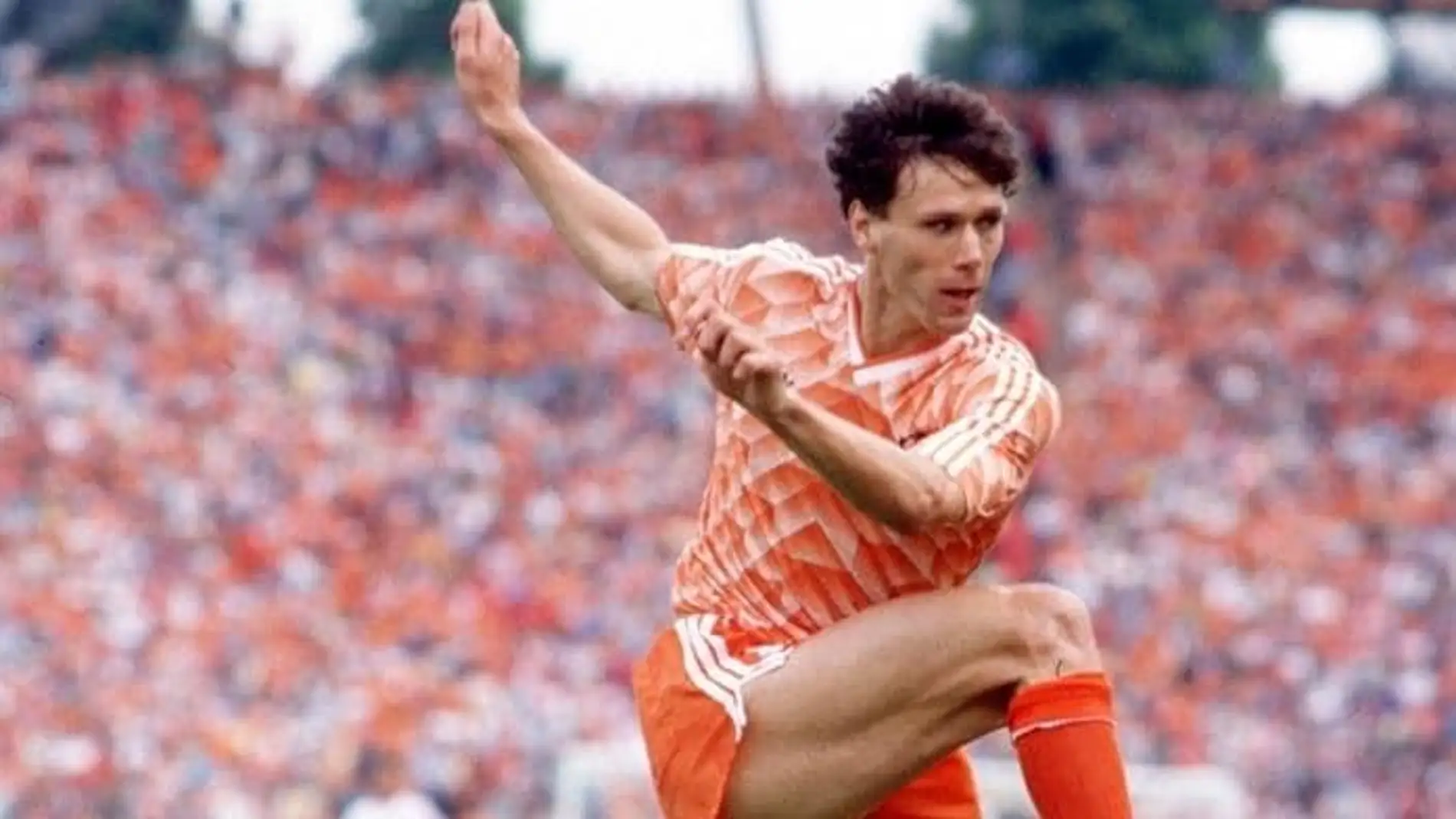 Marco van Basten, en el momento de rematar de volea su mítico gol en la Eurocopa 88