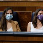 La ministra de Derechos Sociales y Agenda 2030, Ione Belarra (i) y la ministra de Igualdad, Irene Montero (d) durante el pleno del Congreso