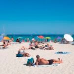 MENORCA, 10/07/2021.- Aspecto que presenta hoy la playa de Punta Prima, Menorca,donde cientos de personas se han acercado para sofocar las altas temperaturas registradas en la región. Casi toda España afronta este fin de semana el que podría ser el episodio más fuerte de calor en lo que va de año, con máximas para hoy sábado de hasta 44 grados en el valle del Guadalquivir, situación que tendrá mañana su punto más álgido con los 47 grados previstos en puntos del sur peninsular. EFE/David Arquimbau Sintes