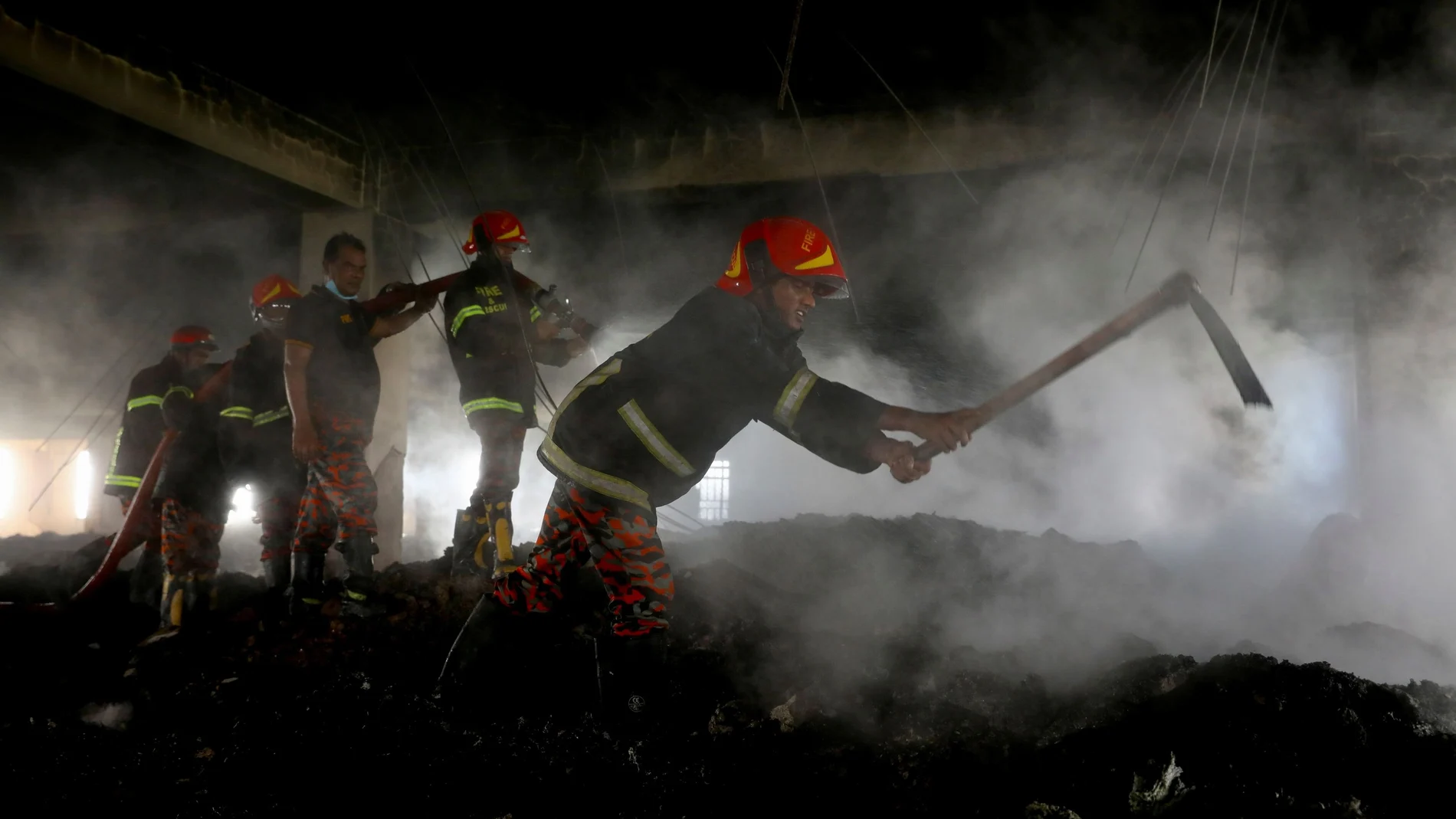 Los bomberos dieron por apagadas las llamas el viernes por la mañana tras lo que descubrieron 49 cadáveres, todos en el tercer piso del edificio, y tres murieron en el hospital. REUTERS