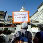Fieles a las afueras del Hospital Policlinico A. Gemelli en Roma, donde el Papa Francisco se recupera de su intervención