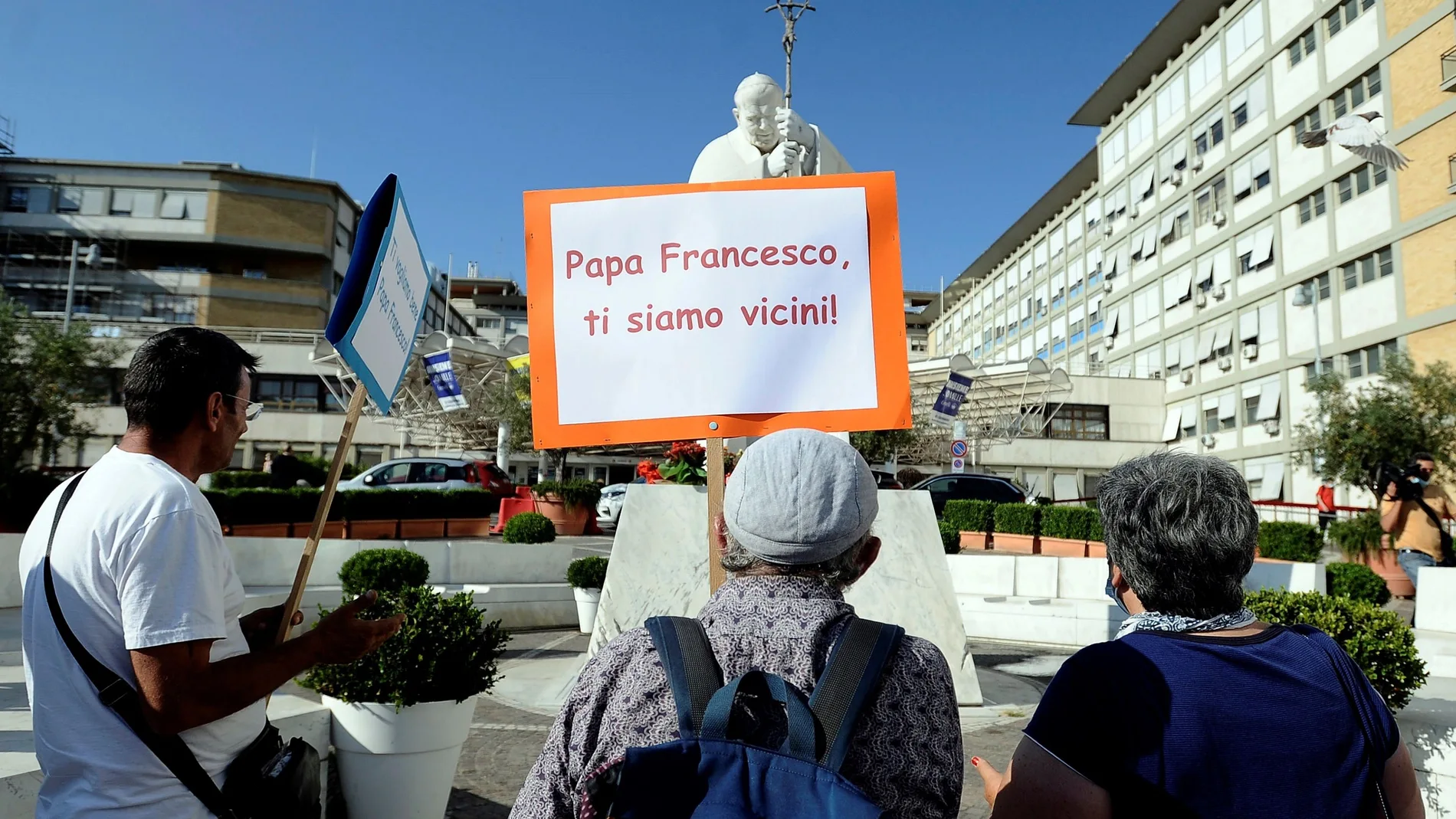 Fieles a las afueras del Hospital Policlinico A. Gemelli en Roma, donde el Papa Francisco se recupera de su intervención