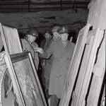 Los generales Dwight D. Eisenhower, Omar N. Bradley y George S. Patton inspeccionando el arte encontrado en la mina de sal de Merkers el 12 de abril de 1945