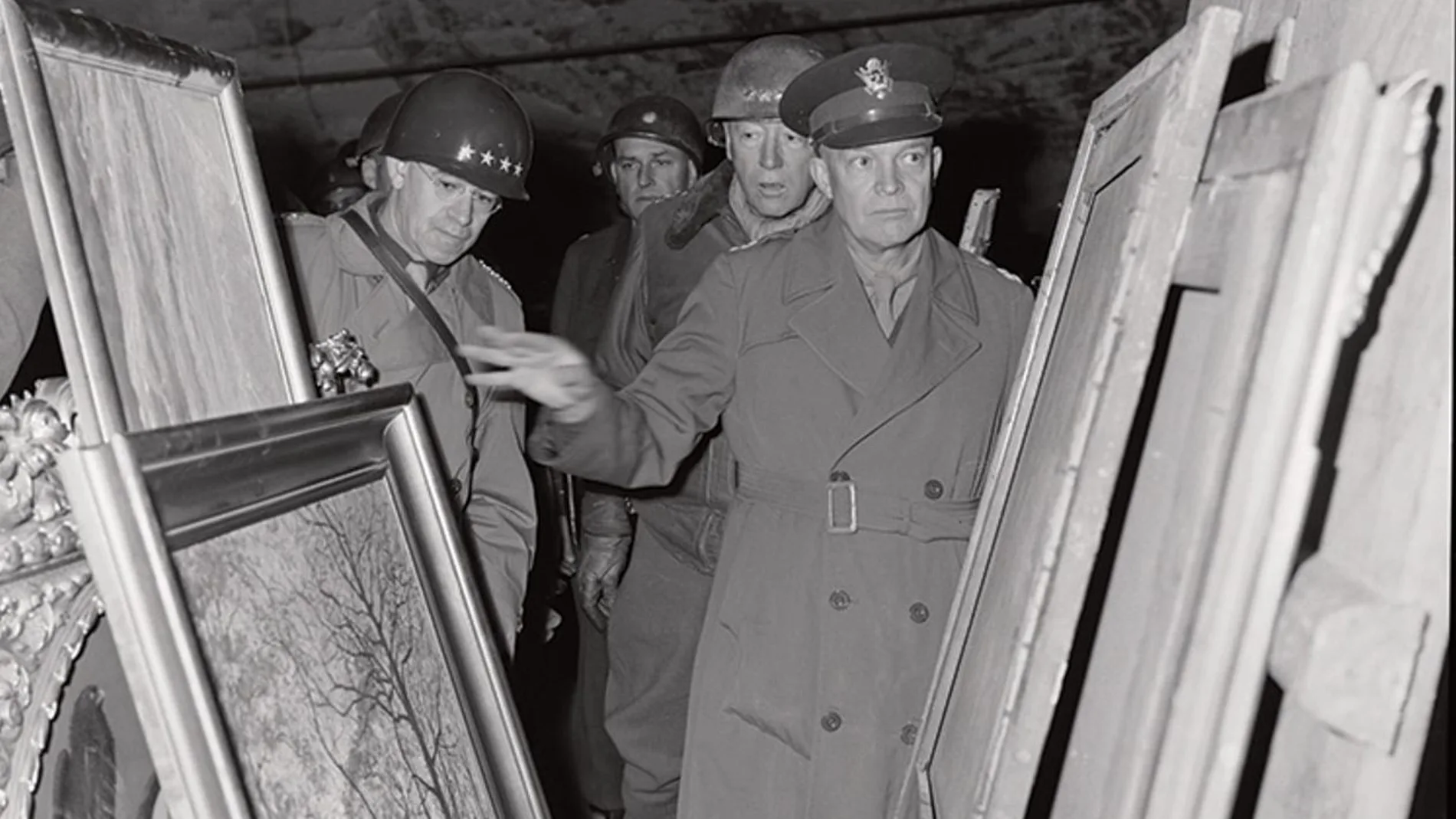 Los generales Dwight D. Eisenhower, Omar N. Bradley y George S. Patton inspeccionando el arte encontrado en la mina de sal de Merkers el 12 de abril de 1945