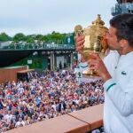 Novak Djokovic besa el trofeo de campeón en Wimbledon