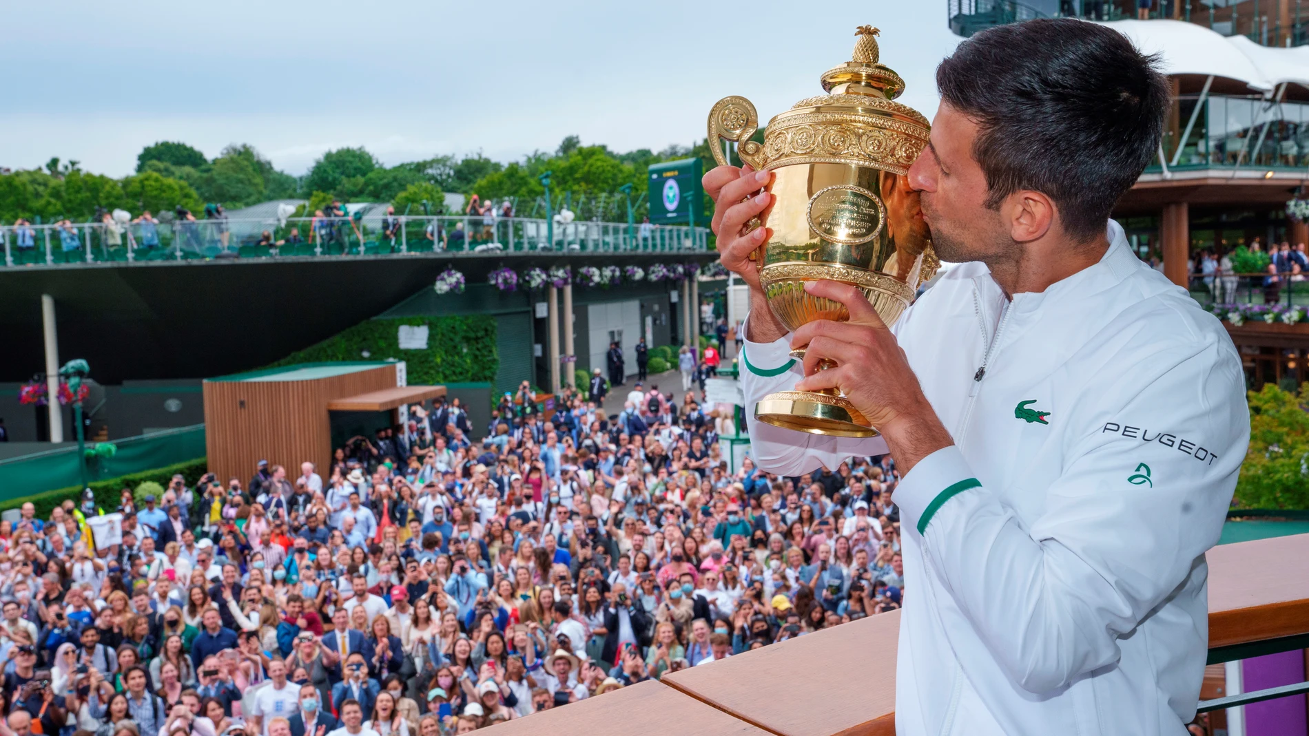 Novak Djokovic besa el trofeo de campeón en Wimbledon