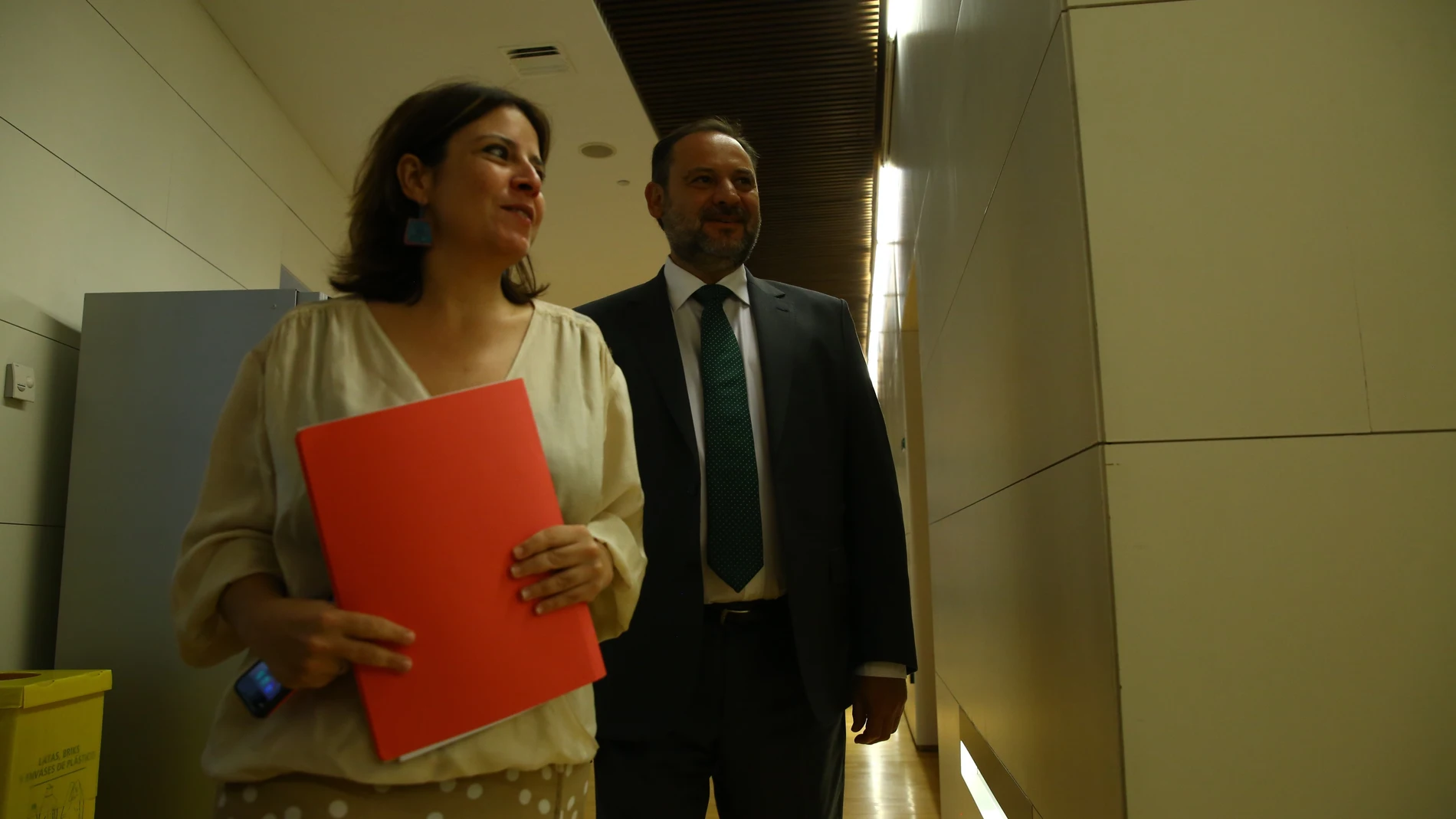 Adriana Lastra y José Luis Ábalos en los pasillos del Congreso de los Diputados