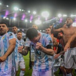Messi celebra con sus compañeros la victoria en la Copa América