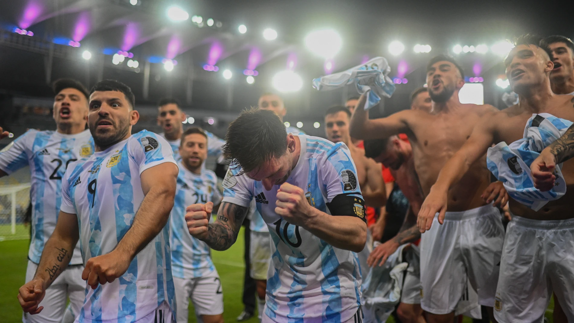 Messi celebra con sus compañeros la victoria en la Copa América