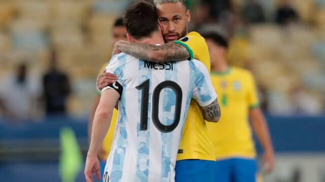 Lionel Messi abraza a Neymar en la final de la Copa América.