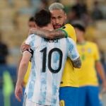 Lionel Messi abraza a Neymar en la final de la Copa América.