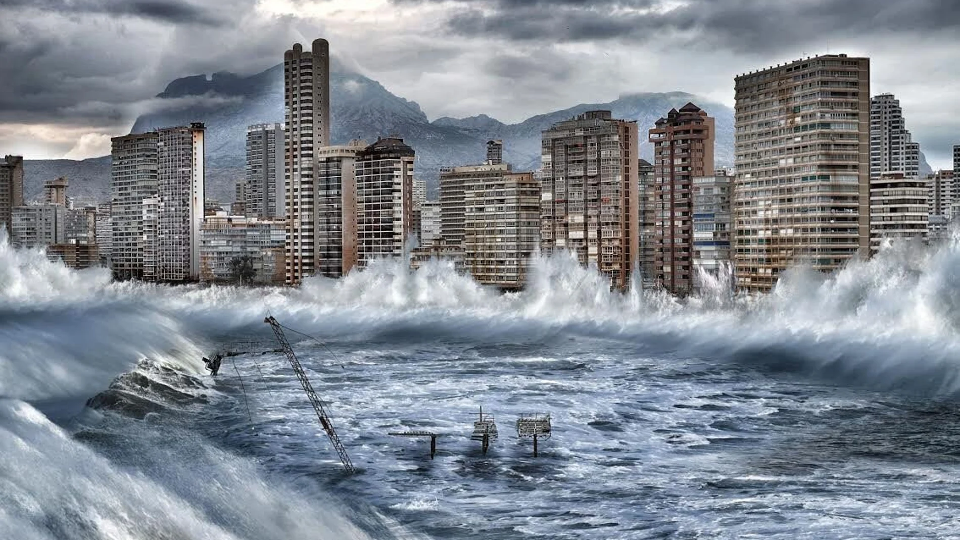 Imagen cedida por Greenpeace de un montaje de como se vería afectada la ciudad de Benidorm por la subida del nivel del mar en 2100