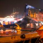 El helicóptero del Servicio de Vigilancia Aduanera (SVA) que sufrió un accidente al precipitarse al mar en el Estrecho, a consecuencia del cual falleció un agente, ha sido recuperado este domingo del mar. EFE/Carrasco Ragel