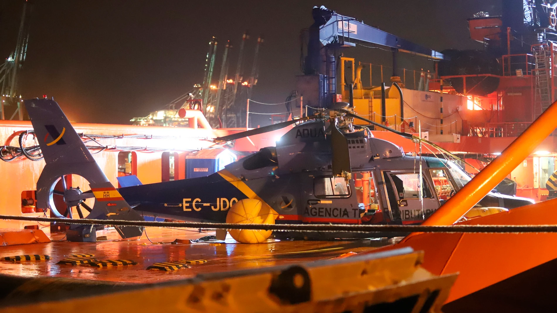 El helicóptero del Servicio de Vigilancia Aduanera (SVA) que sufrió un accidente al precipitarse al mar en el Estrecho, a consecuencia del cual falleció un agente, ha sido recuperado este domingo del mar. EFE/Carrasco Ragel