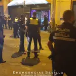 Agentes de la Policía Local llevando a cabo varios desalojos en bares por incumplir las medidas para prevenir el covid
