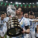 Leo Messi, con el trofeo de ganador de la Copa América.