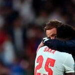 El seleccionador de Inglaterra, Gareth Southgate, consuela a Bukayo Saka después de fallar uno de los lanzamientos de la tanda de penaltis contra Italia en la final de la Eurocpa. EFE/EPA/Laurence Griffiths