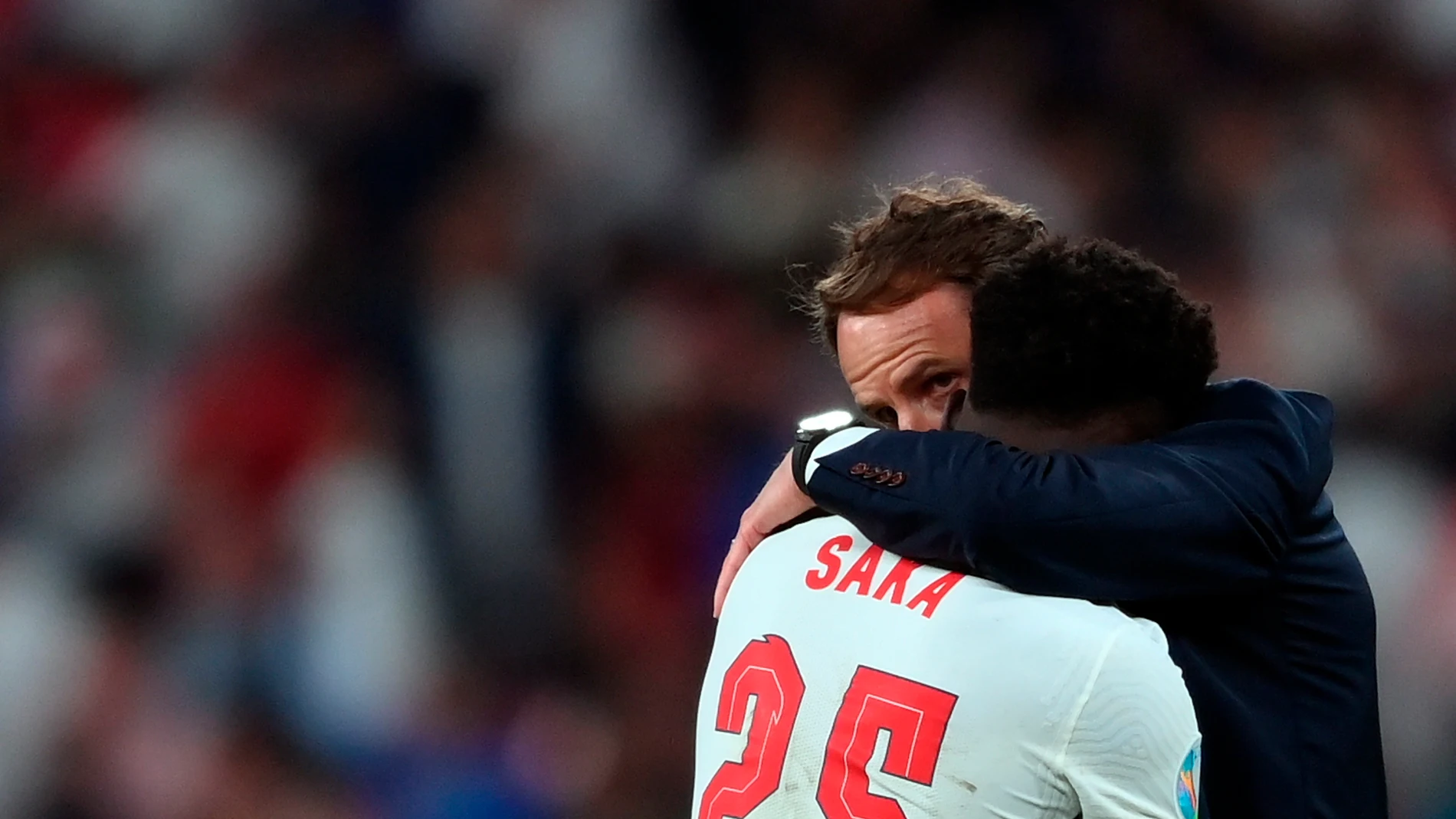 El seleccionador de Inglaterra, Gareth Southgate, consuela a Bukayo Saka después de fallar uno de los lanzamientos de la tanda de penaltis contra Italia en la final de la Eurocpa. EFE/EPA/Laurence Griffiths