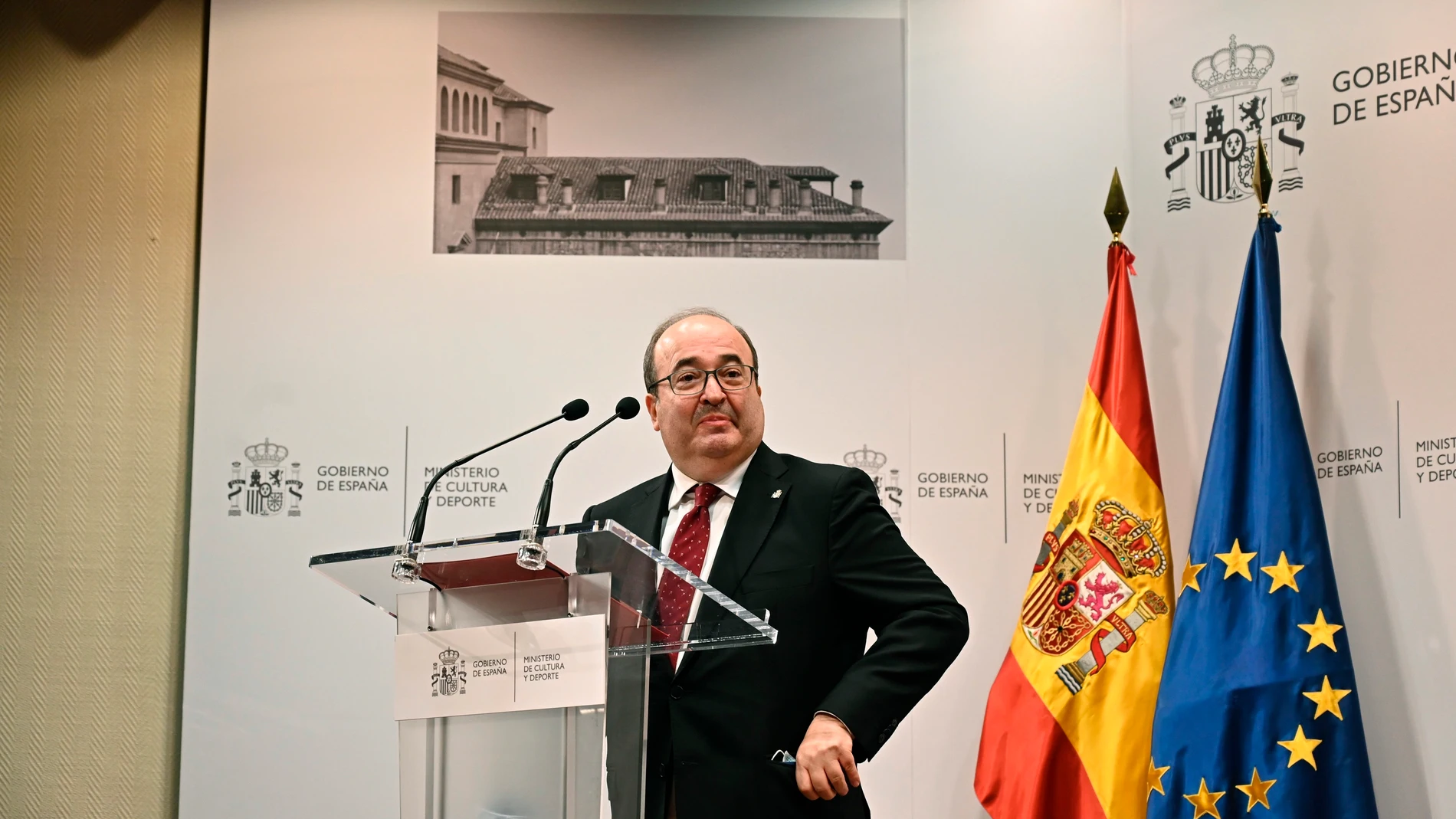 El nuevo ministro de Cultura y Deportes, Miquel Iceta, durante su discurso en el traspaso de cartera de manos de su antecesor, José Manuel Rodríguez Uribes