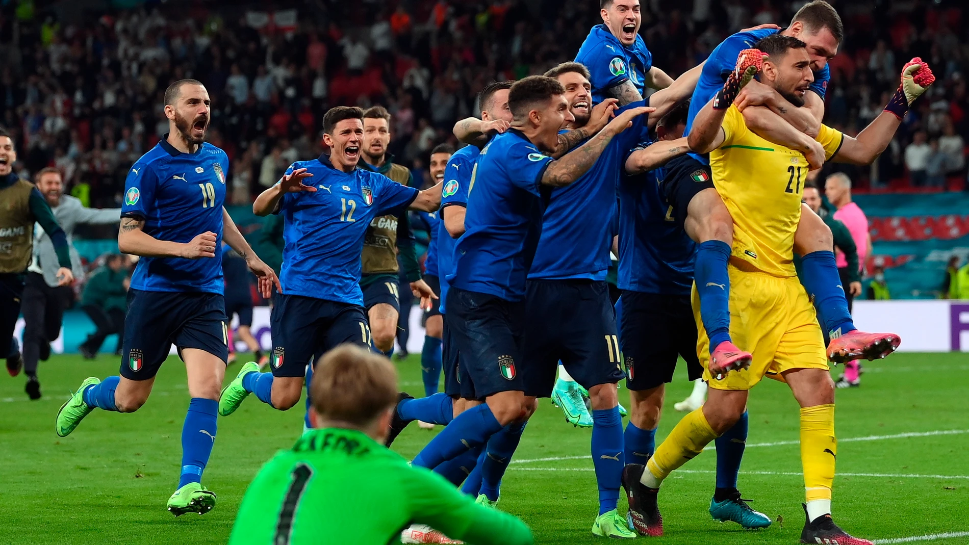 Los jugadores italianos se muestran eufóricos tras vencer a Inglaterra en los penaltis en Wembley