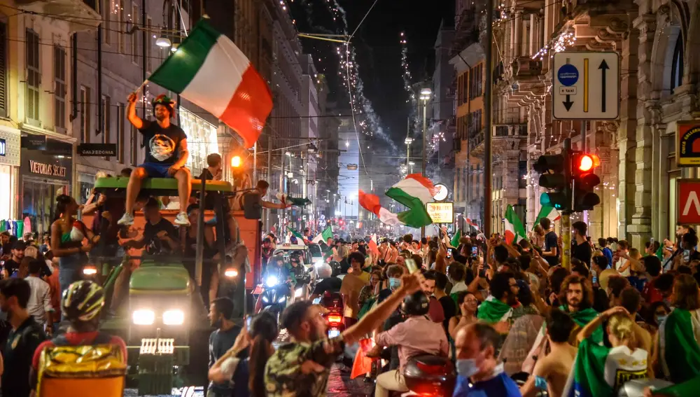 Aficionados celebraban la victoria de la selección italiana en la final de la Eurocopa contra Inglaterra en las calles de Milán.