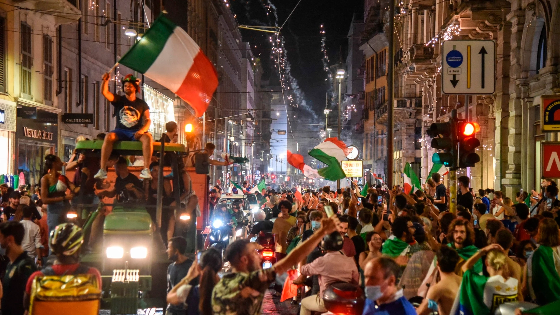 Aficionados celebraban la victoria de la selección italiana en la final de la Eurocopa contra Inglaterra en las calles de Milán.