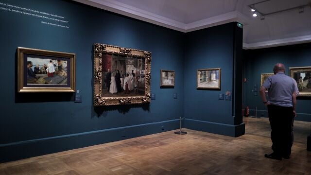 Un visitante en la exposición ‘Sorrolla. Tormento y devoción’, en el Museo Sorolla
