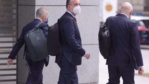 El ex secretario de Estado de Seguridad Francisco Martínez (2i) se dirige a la Audiencia Nacional para declarar sobre la 'Operación Kitchen'