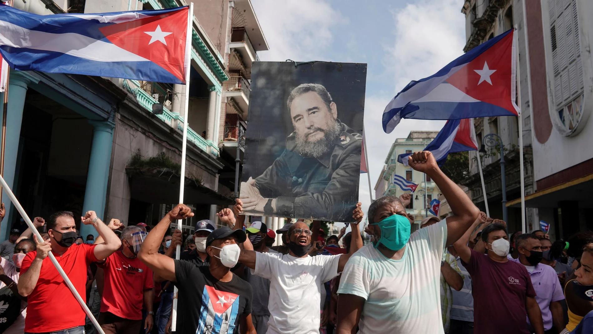 Simpatizantes del régimen cubano sostienen una fotografía del fallecido expresidente Fidel Castro durante las protestas en La Habana