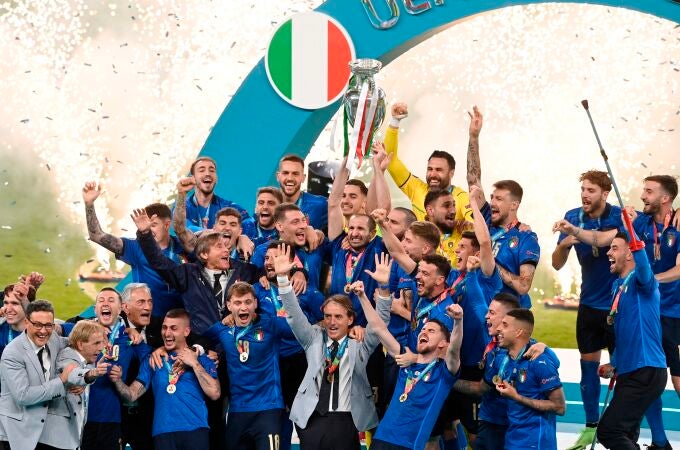 Los jugadores italinaos celebran la victoria ante Inglaterra, al término del partido de la Eurocopa 2020 disputada este domingo entre Italia e Inglaterra en el estadio de Wembley