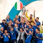 Los jugadores italinaos celebran la victoria ante Inglaterra, al término del partido de la Eurocopa 2020 disputada este domingo entre Italia e Inglaterra en el estadio de Wembley