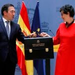 -FOTODELDIA- MADRID, 12/07/2021.- El ministro de Asuntos Exteriores, Unión Europea y Cooperación, José Manuel Albares (i), recibe la cartera ministerial de manos de su predecesora, Arancha González Laya, este lunes en el Palacio de Santa Cruz. EFE/ Ballesteros