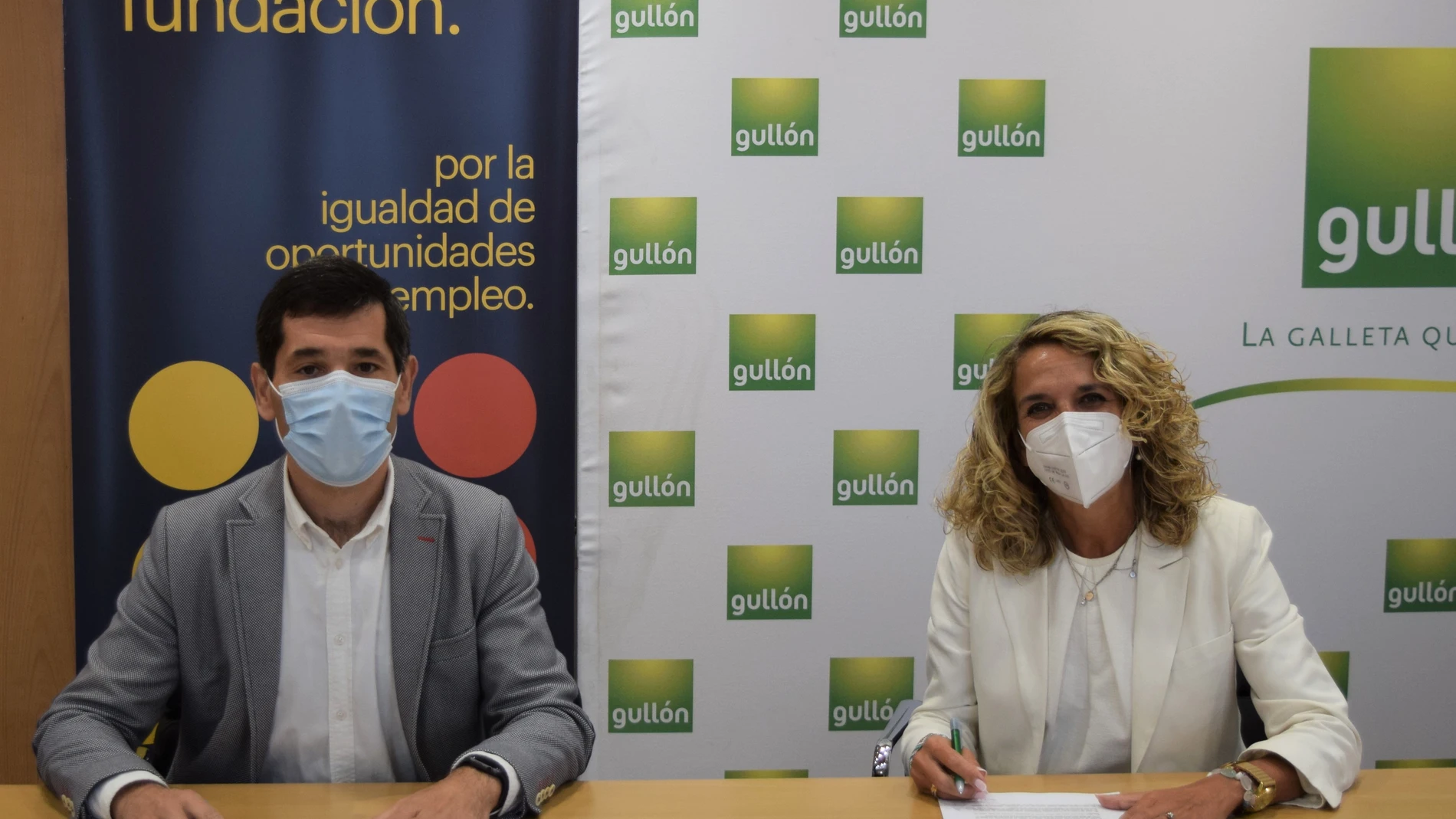 Paco Hevia, director Corporativo de Galletas Gullón, y Rocío Moncaleán en representación de Fundación Ranstad, suscriben el convenio de colaboración