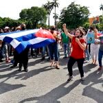 Un grupo de personas responden a manifestantes frente al capitolio de Cuba hoy, en La Habana (Cuba).