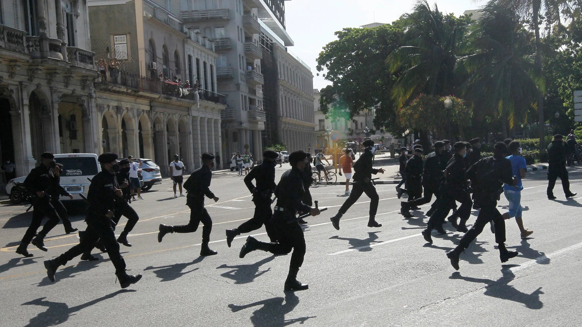 La policía corre durante las protestas en contra del gobierno cubano en La Habana