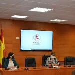 La rectora de la UCAV, María del Rosario Sáez Yuguero, presenta el nuevo grado junto a Lourdes Miguel