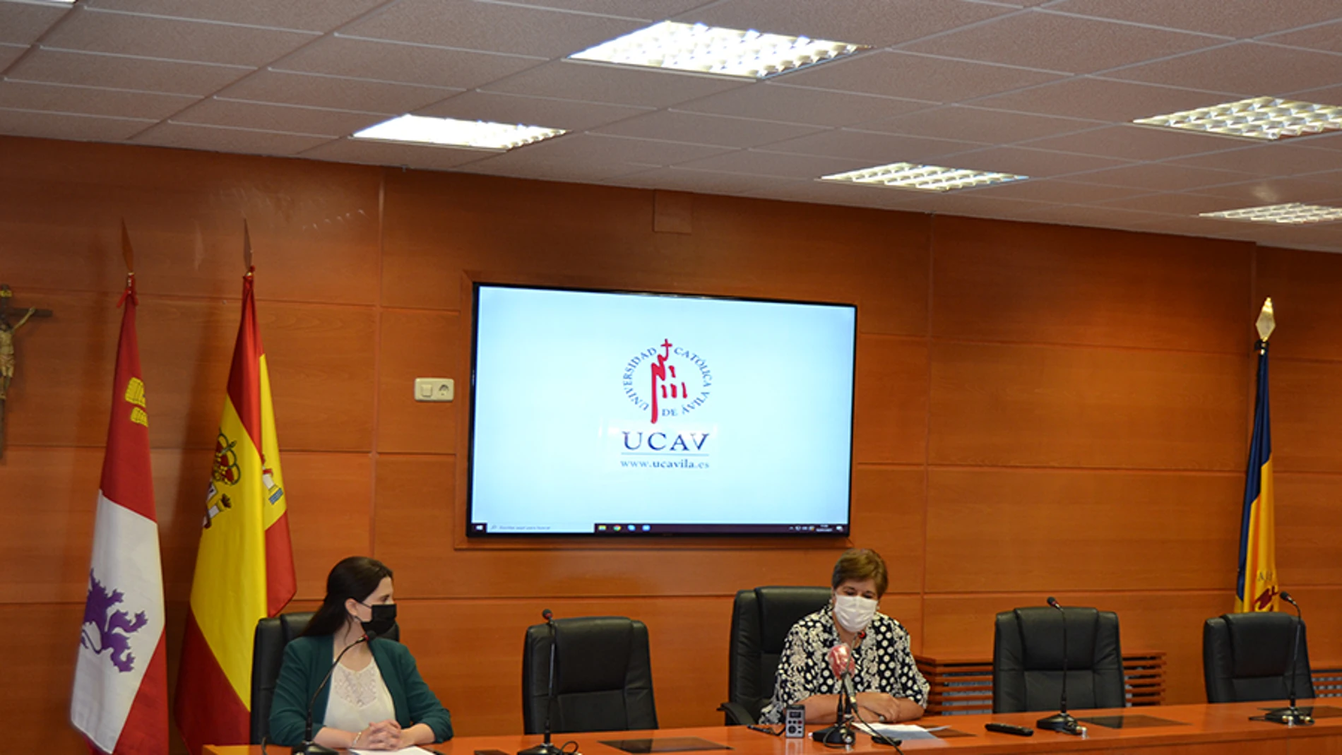 La rectora de la UCAV, María del Rosario Sáez Yuguero, presenta el nuevo grado junto a Lourdes Miguel