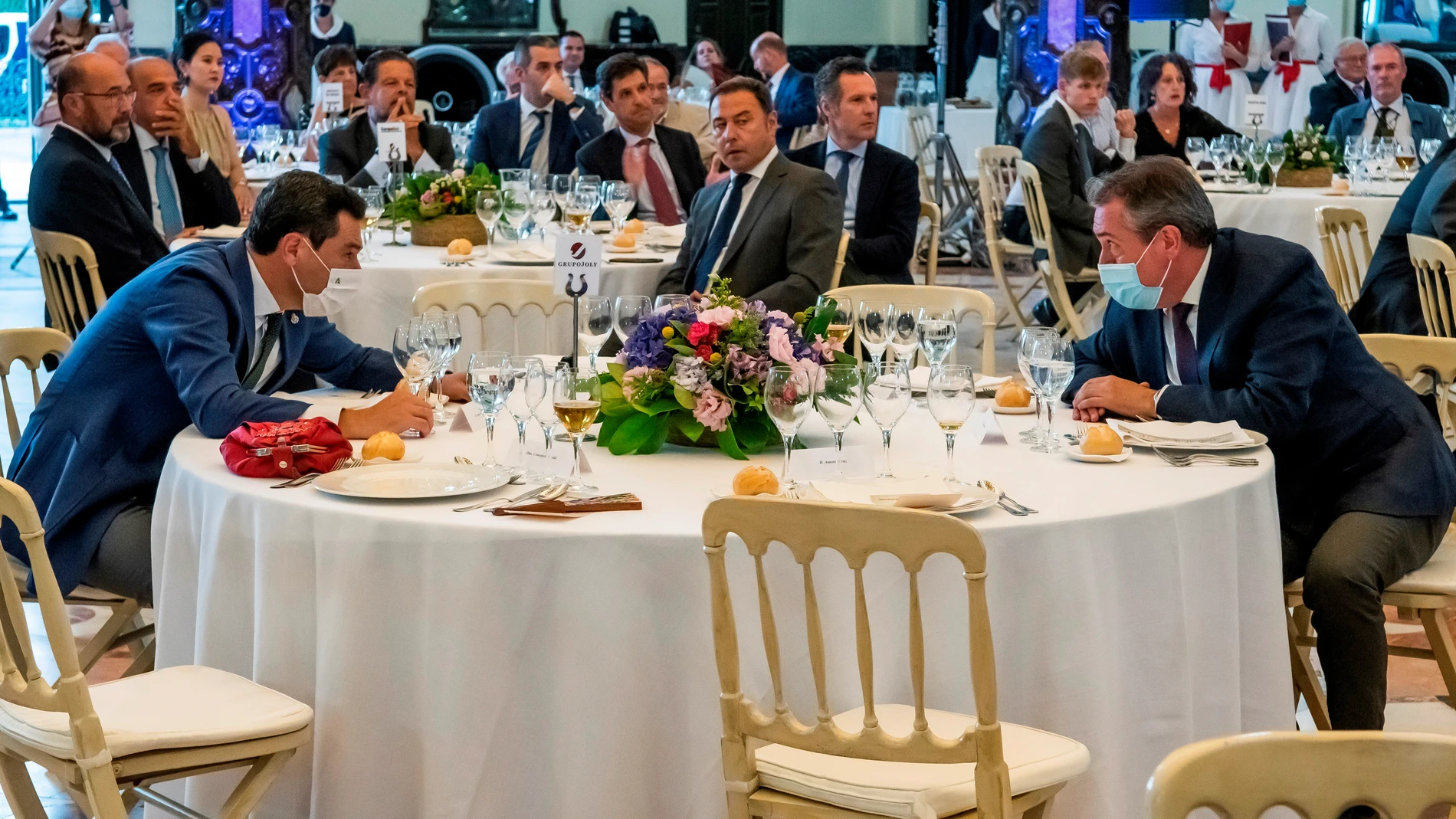 El presidente de la Junta de Andalucía, Juanma Moreno (i) y el alcalde de Sevilla y candidato socialista a la Presidencia de la Junta, Juan Espadas. EFE/ Raúl Caro.