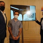 El diputado José María Bravo junto al alcalde de Riaza, Benjamín Cerezo, y de uno de los pianistas que participarán en el evento, Daniel Romano