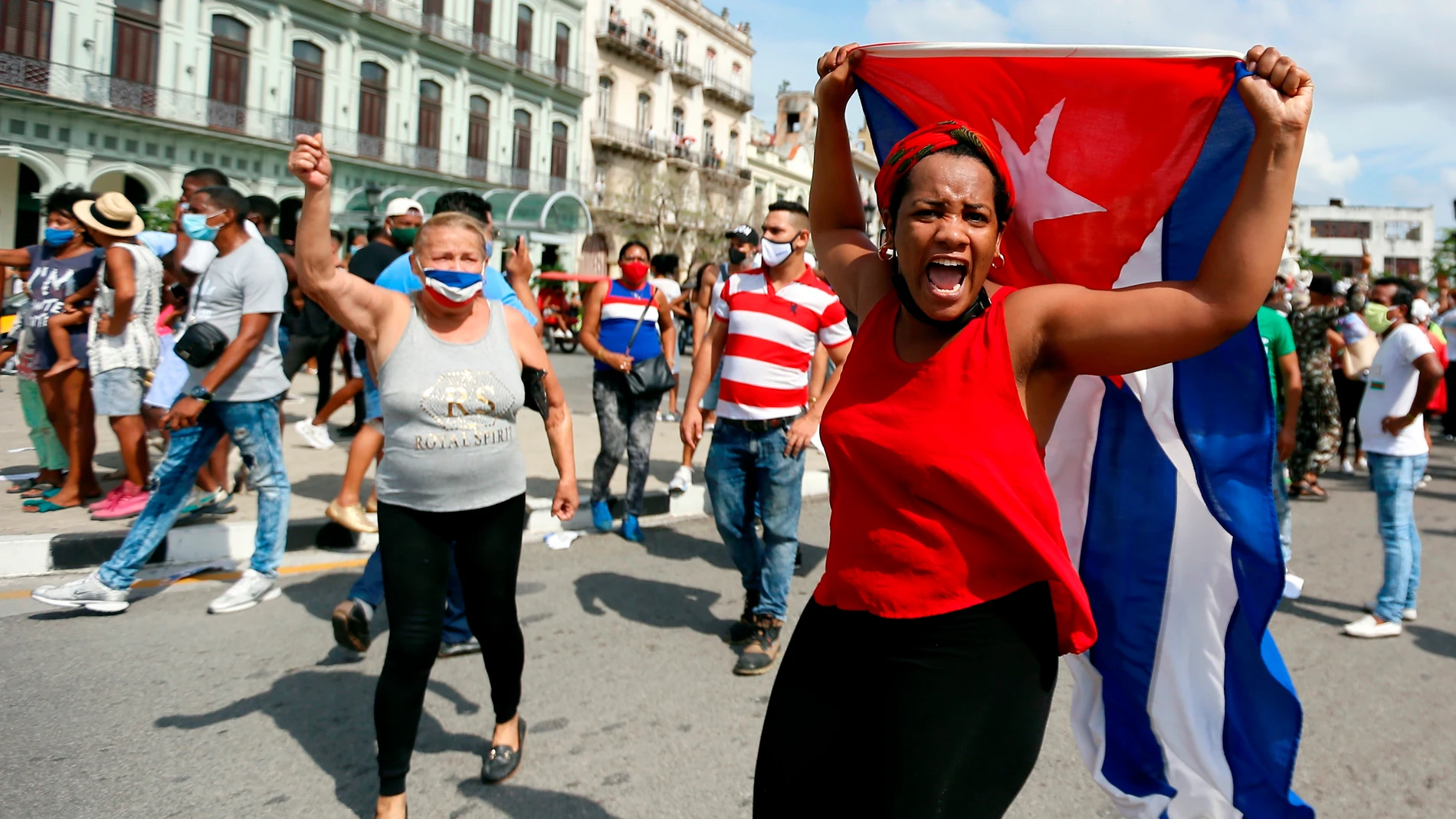 FOTODELDÍA-HAB15. LA HABANA (CUBA), 11/07/2021.- Personas manifiestan su apoyo al gobierno cubano hoy, en una calle en La Habana (Cuba)- Cientos de cubanos salieron este domingo a las calles de La Habana al grito de "libertad" en manifestaciones pacíficas, que fueron interceptadas por las fuerzas de seguridad y brigadas de partidarios del Gobierno, produciéndose enfrentamientos violentos y arrestos. EFE/Ernesto Mastrascusa