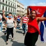 FOTODELDÍA-HAB15. LA HABANA (CUBA), 11/07/2021.- Personas manifiestan su apoyo al gobierno cubano hoy, en una calle en La Habana (Cuba)- Cientos de cubanos salieron este domingo a las calles de La Habana al grito de "libertad" en manifestaciones pacíficas, que fueron interceptadas por las fuerzas de seguridad y brigadas de partidarios del Gobierno, produciéndose enfrentamientos violentos y arrestos. EFE/Ernesto Mastrascusa