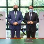 Firma de convenio entre Unicaja Banco y CEA, con la presencia de Manuel Azuaga y Javier González de Lara