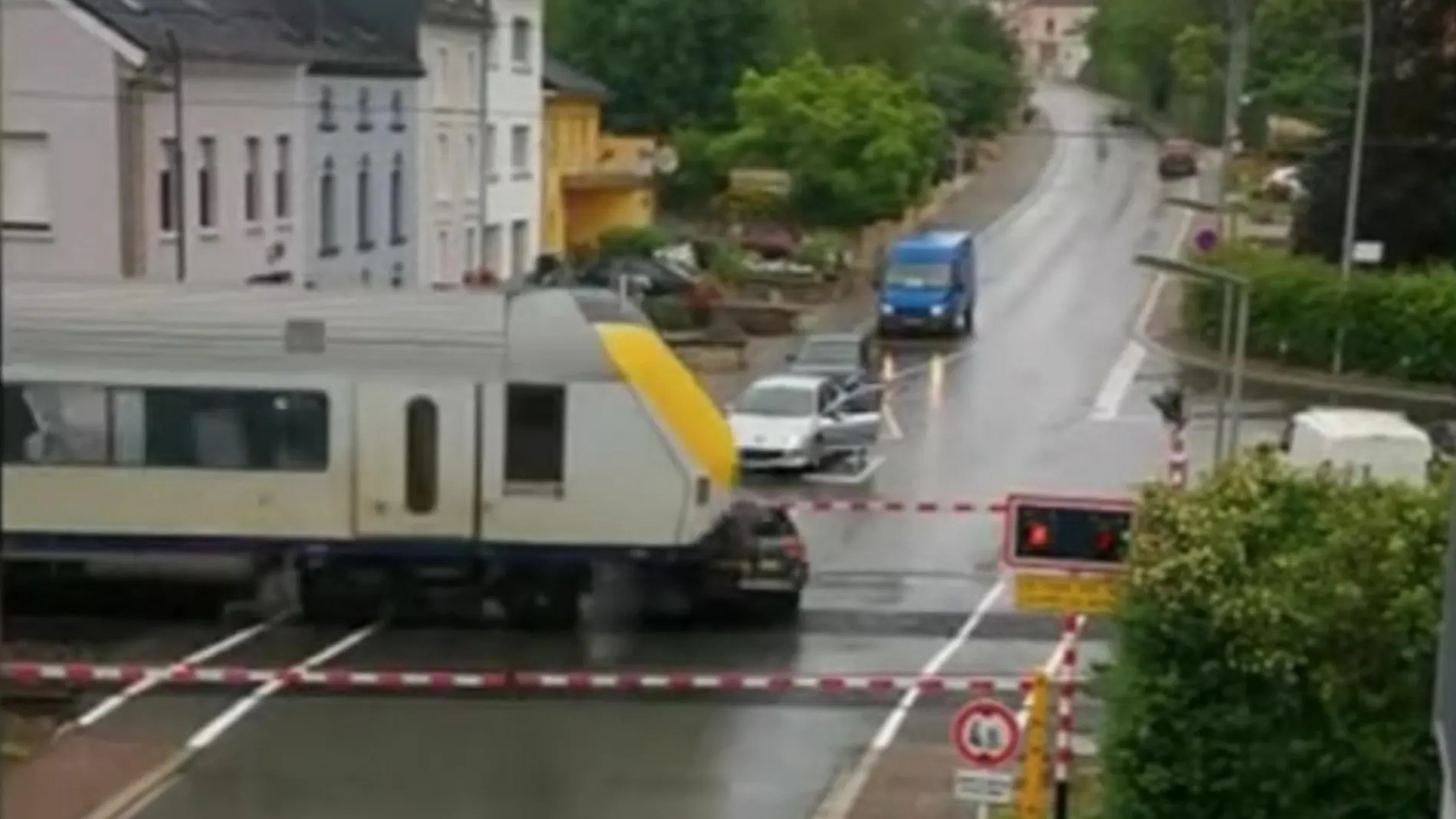 Captura del momento en el que un tren arrolla un coche en la localidad de Bertrange, Luxemburgo