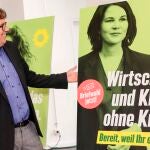Michael Kellner, secretario general de Los Verdes alemanes, presenta el cartela electoral de la candidata del partido a la Cancillería, Annalena Baerbock,