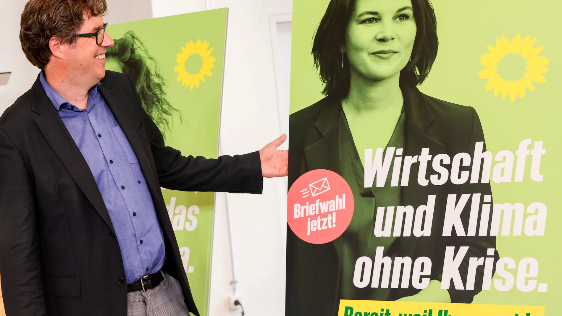 Michael Kellner, secretario general de Los Verdes alemanes, presenta el cartela electoral de la candidata del partido a la Cancillería, Annalena Baerbock,