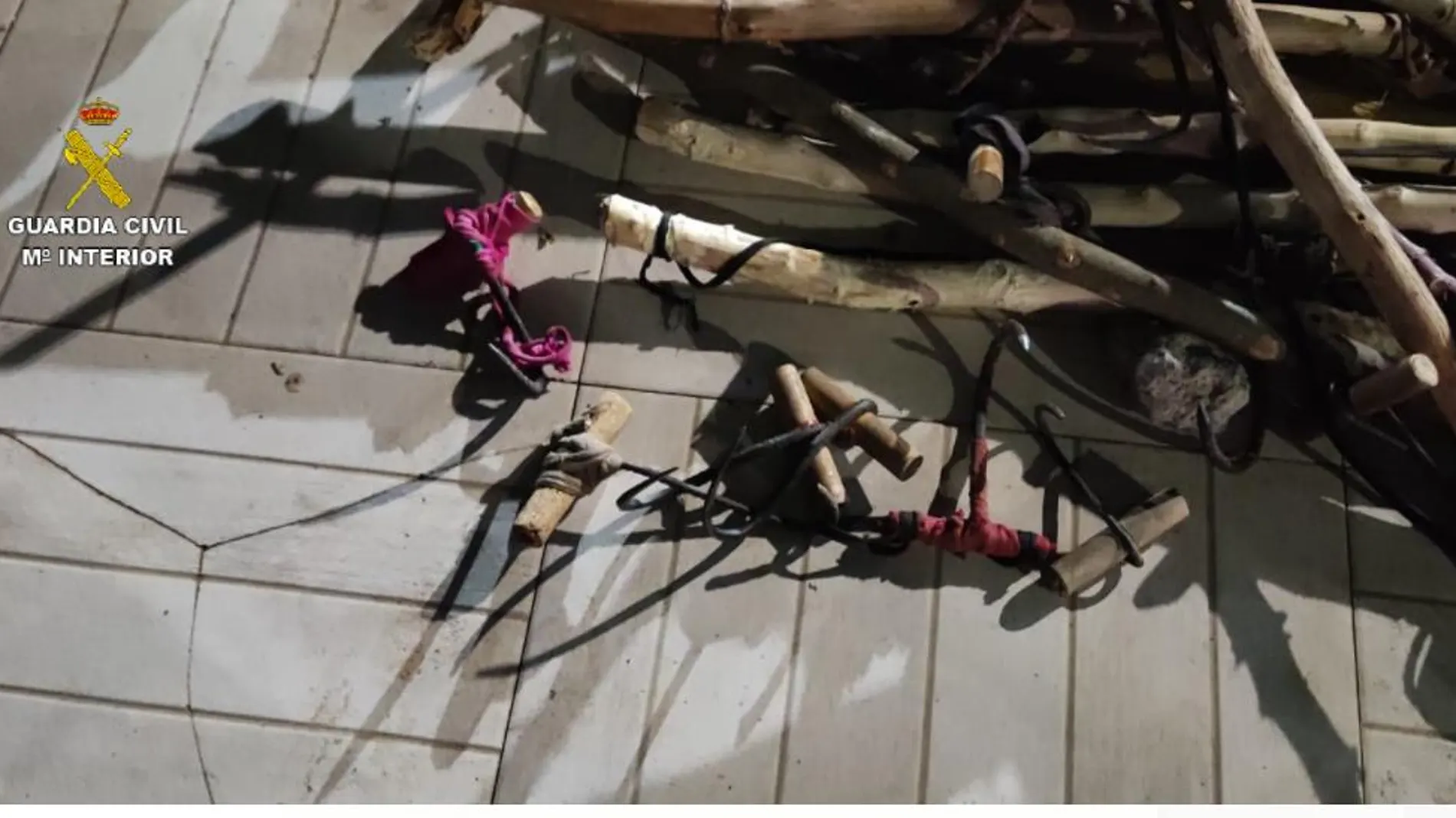 Palos, barras y garfios utilizados por los inmigrantes para agredir a los agentes