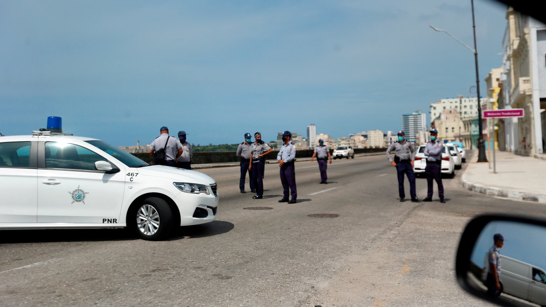 Un grupo de policías impide el paso por una zona del malecón habanero